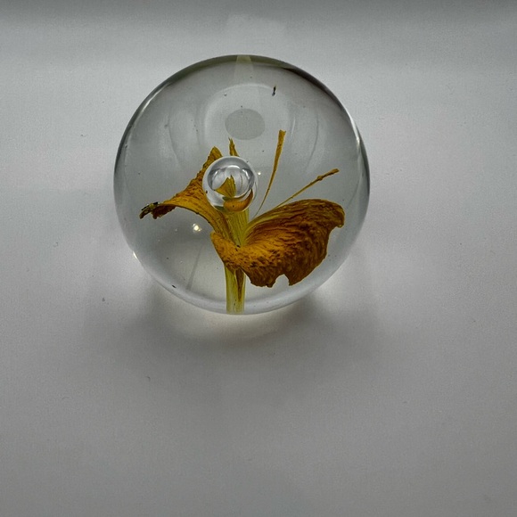 Vintage K’s Collection paper weight yellow flower with little ant bubble - Picture 8 of 10